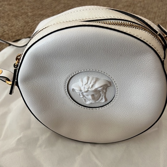 New LA MEDUSA ROUND CAMERA BAG… - Picture 4 of 5